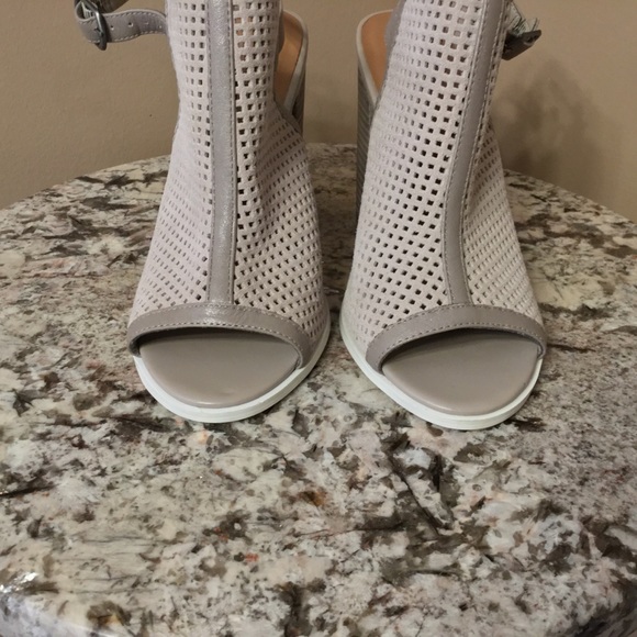 Kelsi Dagger perforated leather shoes . Size 8M - Picture 6 of 8